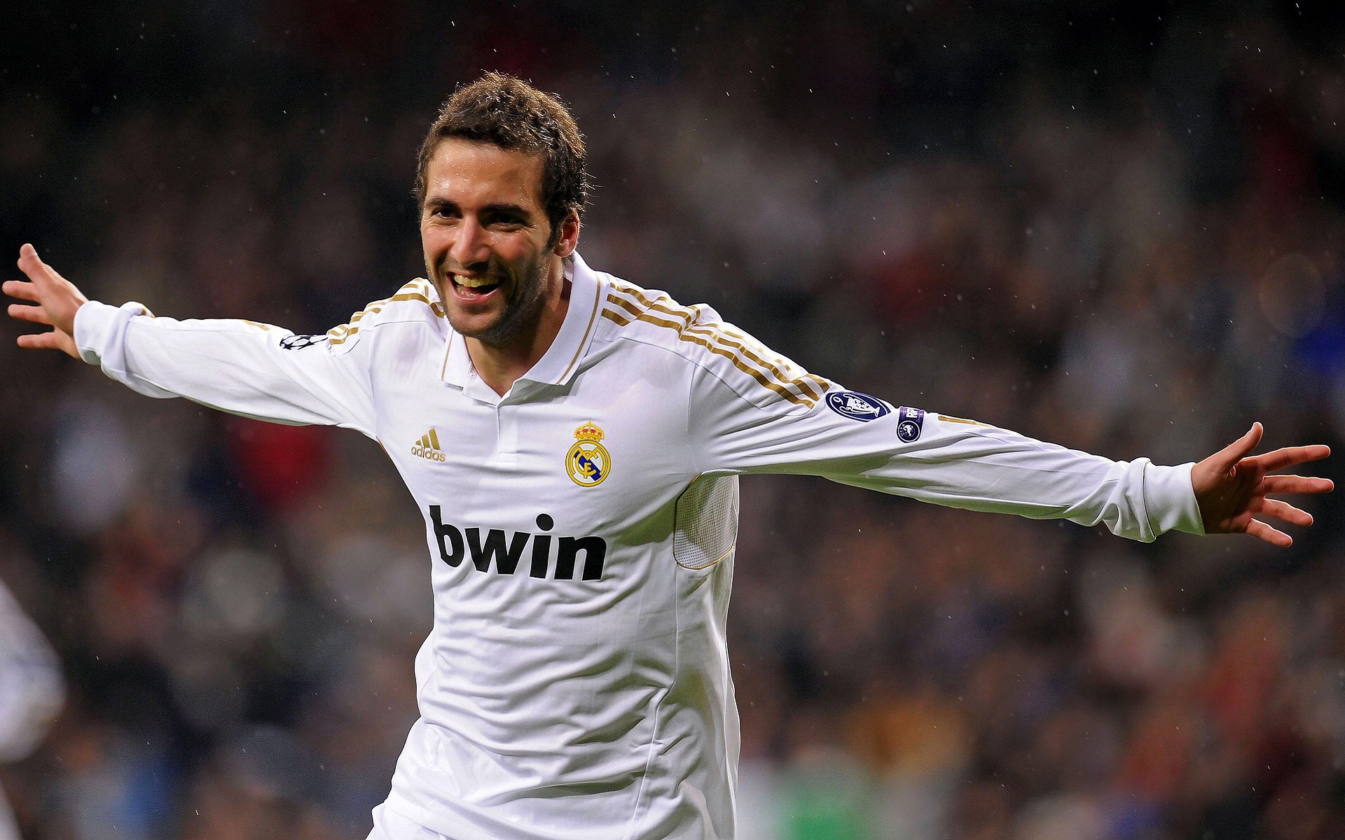 曼联需要在锋线、边路和中场三个层面同时推进改造,曼联效力过的中场