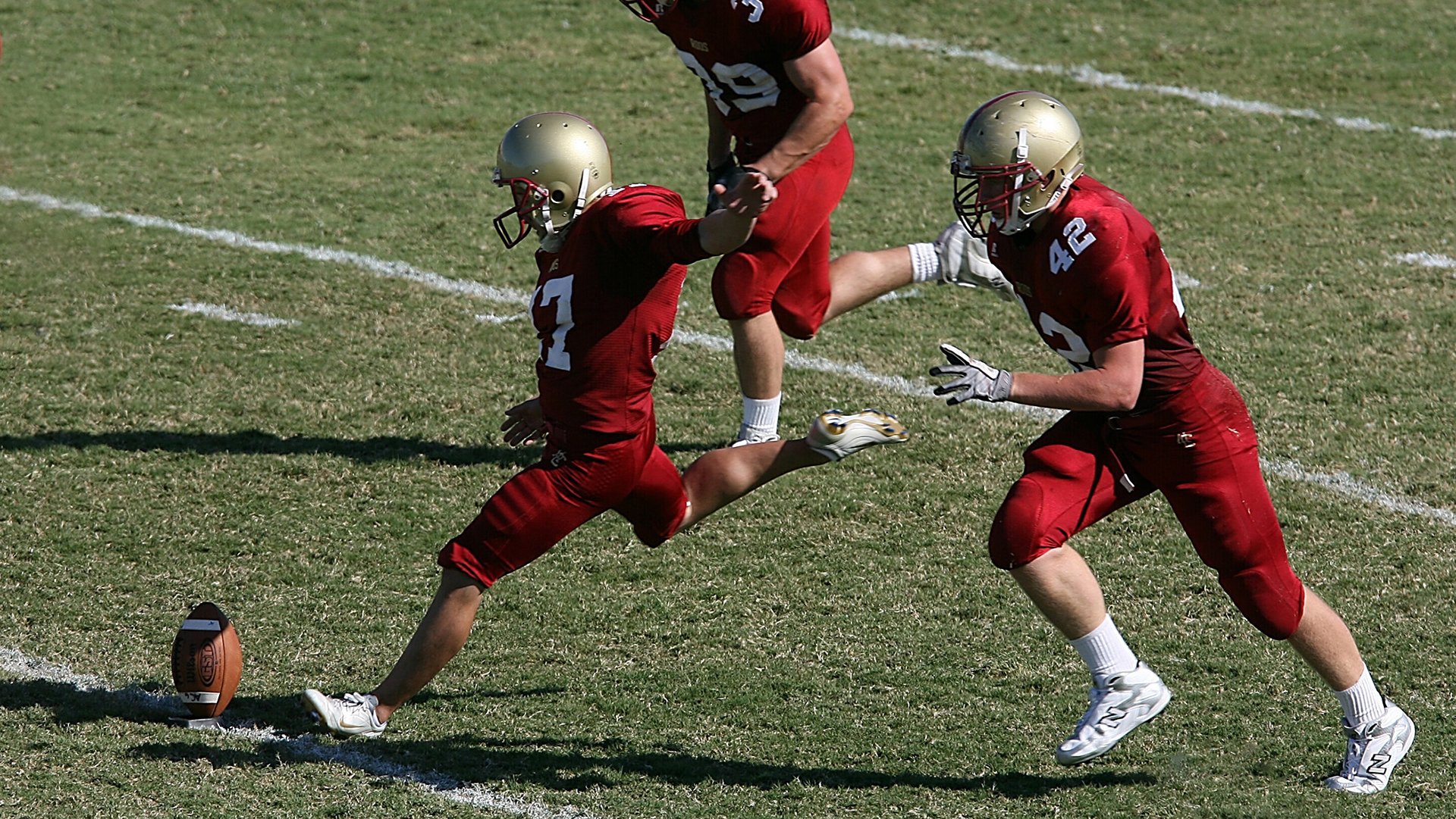 球员家庭成员在球场观战成为温情点缀，球员队员